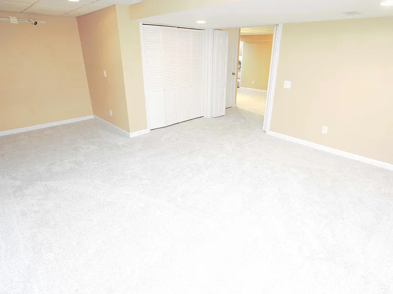 98 Thorndale Cir — Photo 44