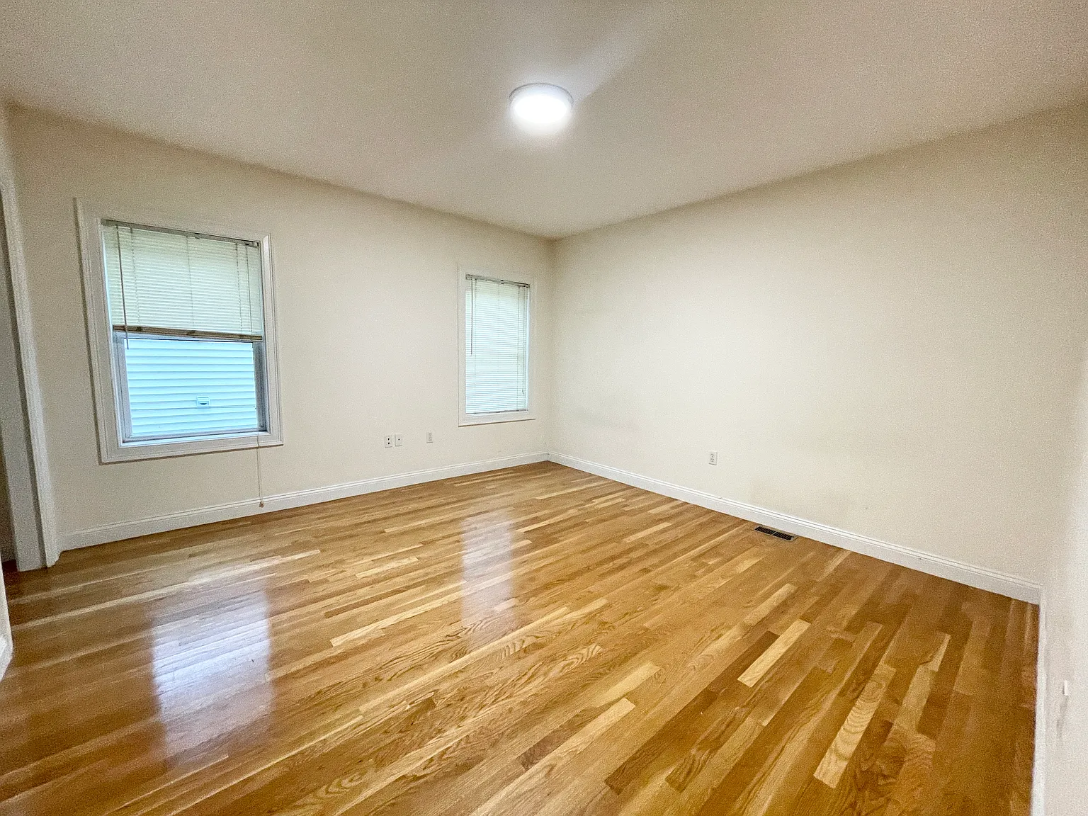 4 bed, 999 sqft, $1,295 — Photo 3