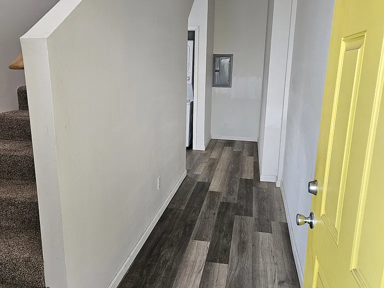 111 W 4th St #B — Photo 2