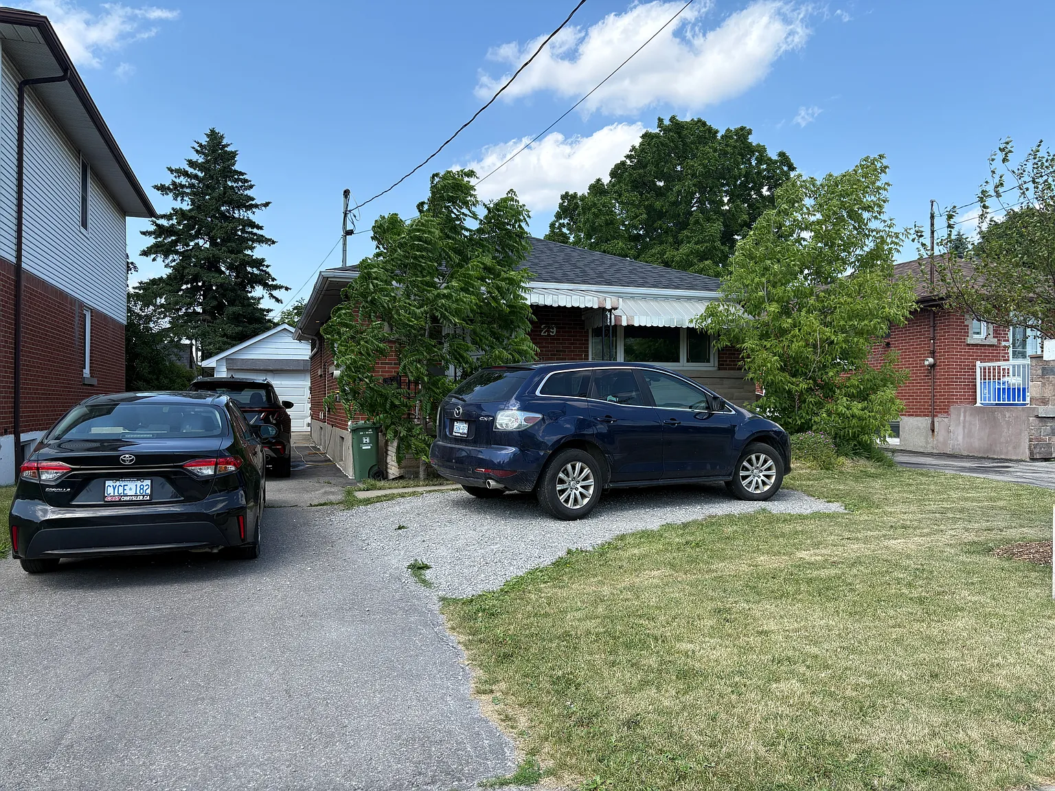 Spacious and Bright 2 Bedroom With Parking East Mountain — Photo 1