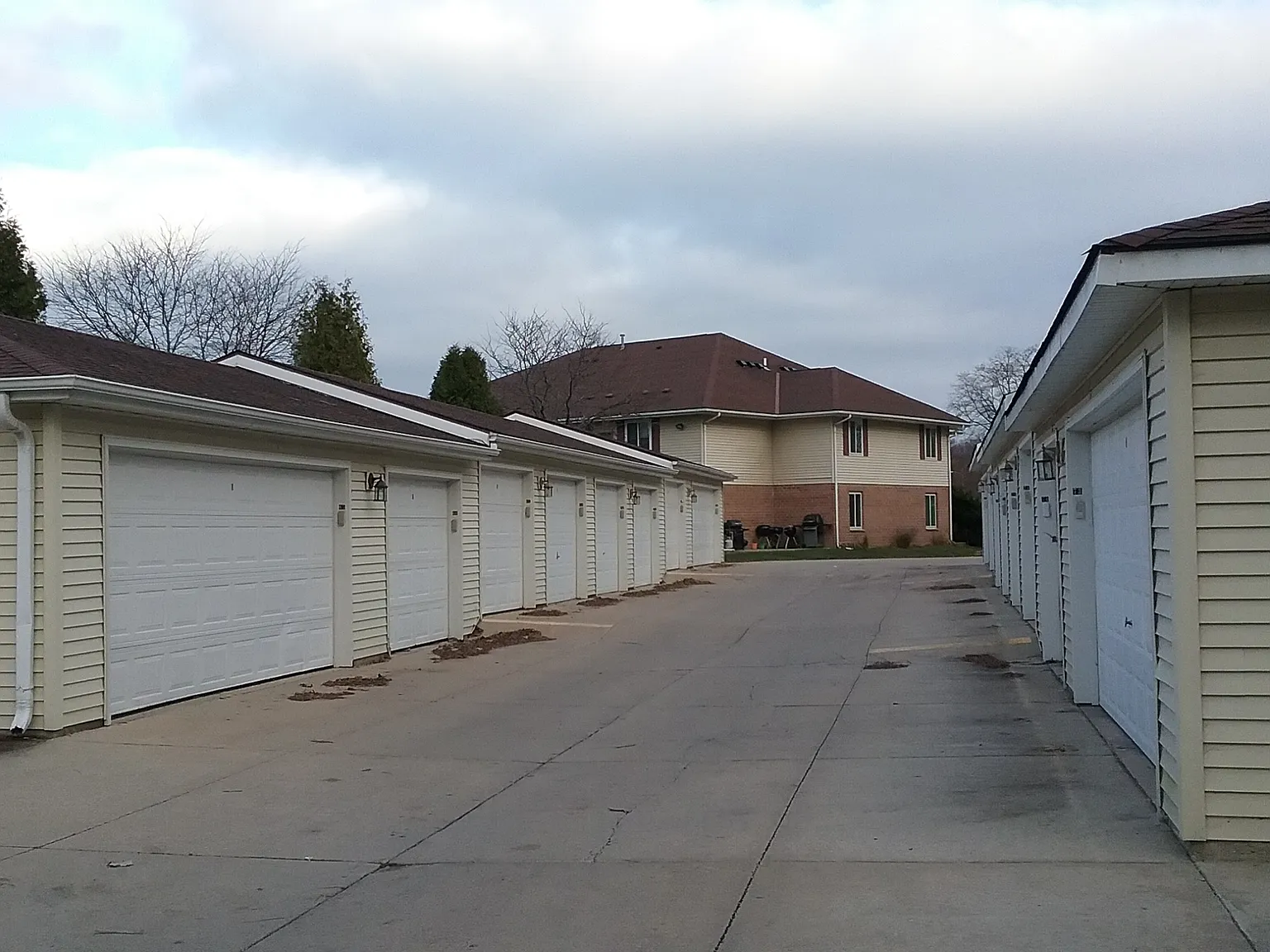 Adams Court Apartments — Photo 3