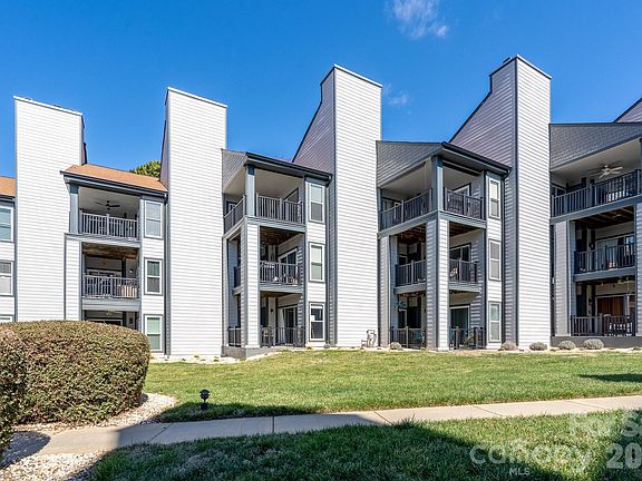 3rd image of 18851 Vineyard Point Ln