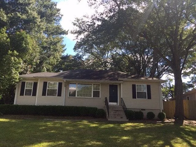 1106 Lindridge Drive NE — Photo 2