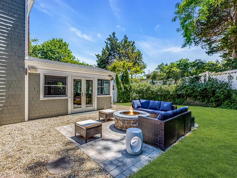 345 Colonial Rd — Photo 41