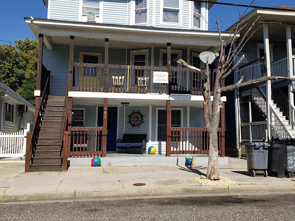 121 W Poplar Ave #4