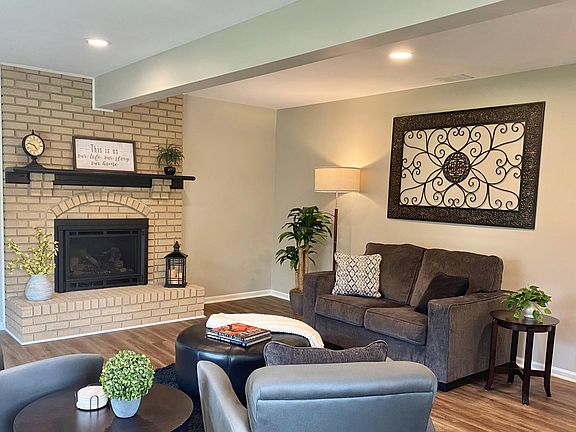 3rd image of 1075 Leahy Cir E
