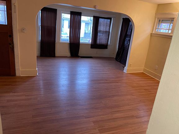 3rd image of 22 Roosevelt Ave Floor 1