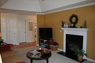 4th image of 826 Woodsford Dr