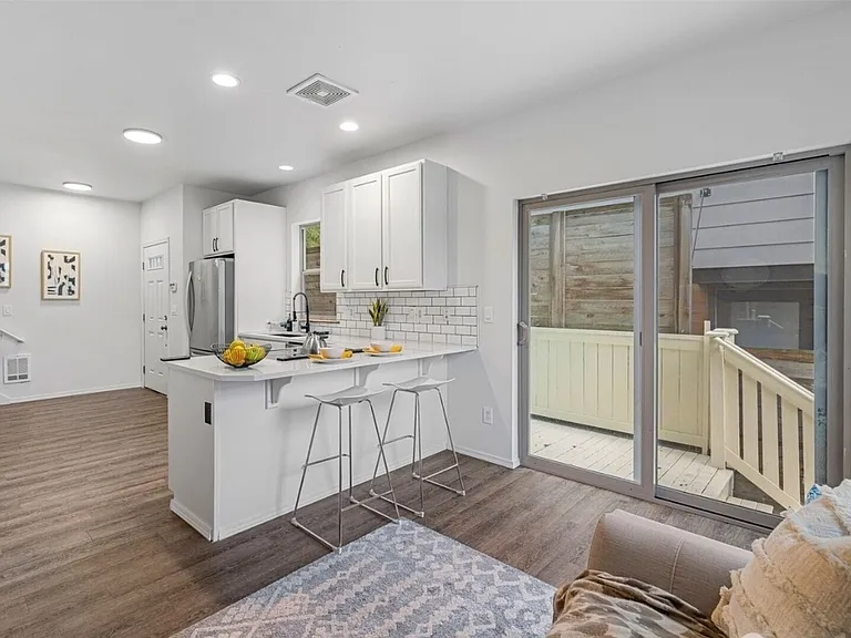 4802B Delridge Way SW — Photo 2
