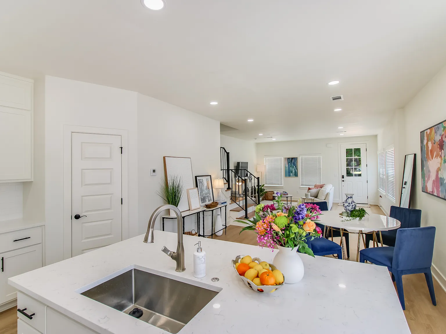 3 bed, 1905 sqft, $2,325 — Photo 3