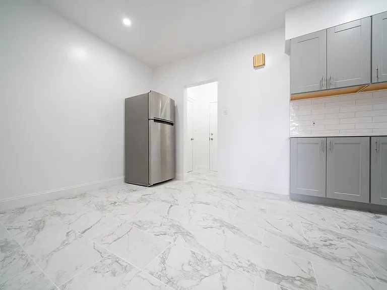 1060 Rhinelander Ave #1R — Photo 8