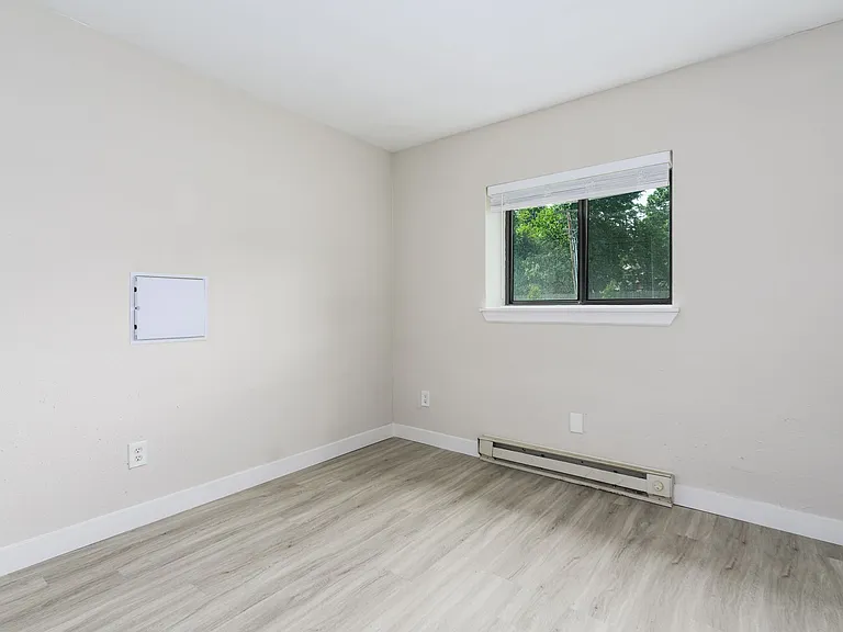 Oak Park Apartments — Photo 11