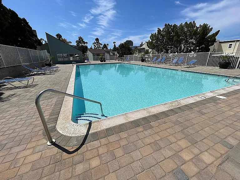 3 bed, 1264 sqft, $4,400 — Photo 2