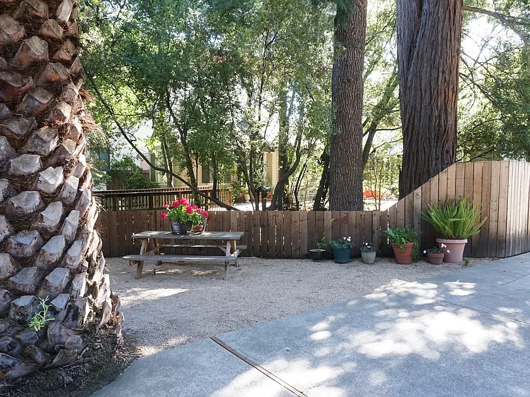 Bellevue Apartments — Photo 30