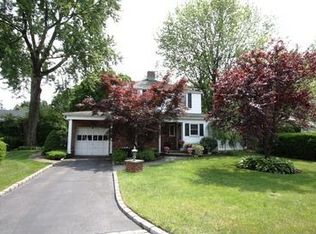 112 Ward St, Westbury, NY 11590
