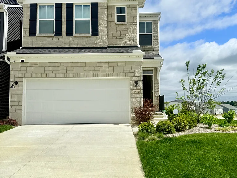 1420 Arcadia Dr — Photo 1