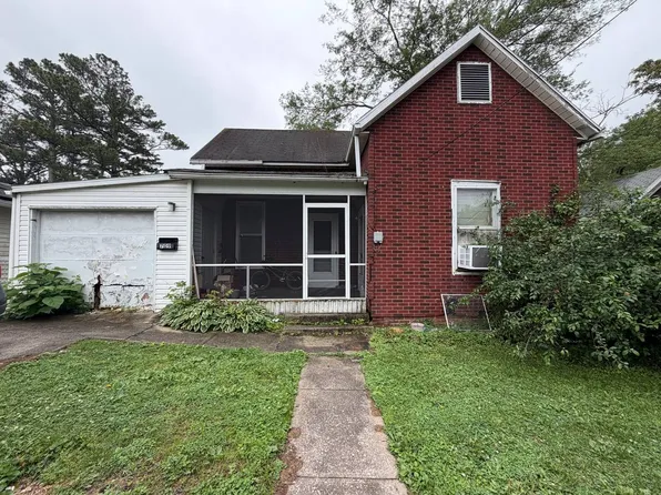 709 Charleston St, Harrisburg, IL 62946