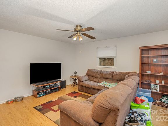 4th image of 711 E 11th St