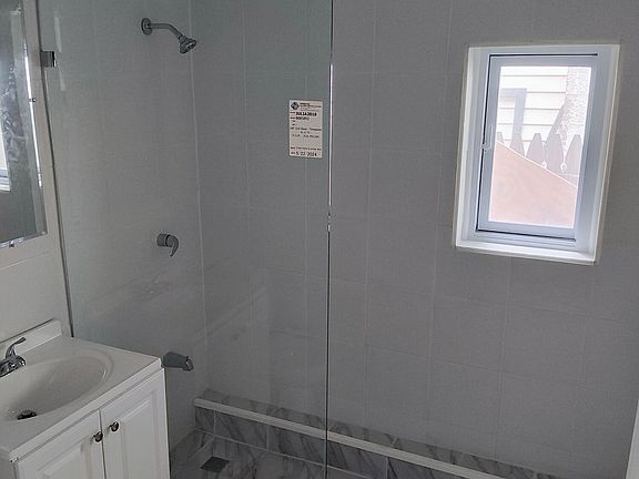 4th image of 187 Grimsby St