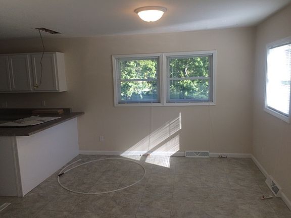 2nd image of 511 W Grand Ave