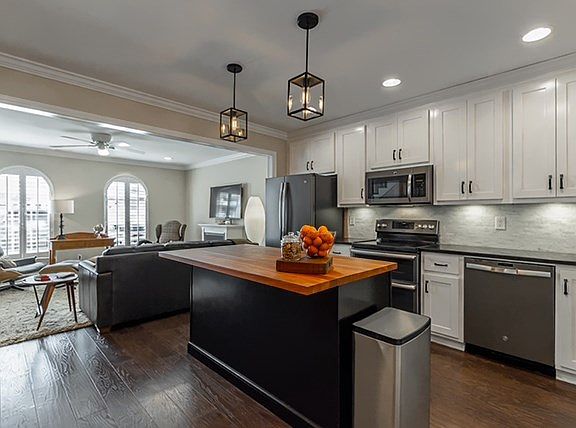 2nd image of 1903 Summit View Dr