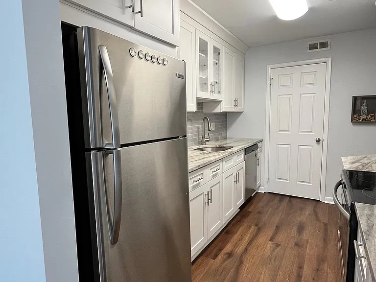 802 Cypress Point Cir #B — Photo 7