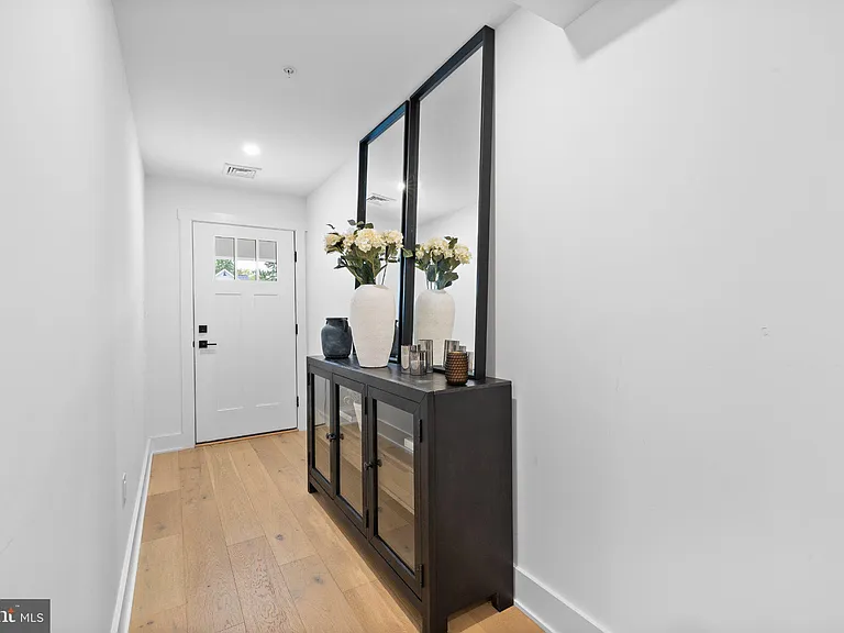 985 Henry Ave — Photo 3