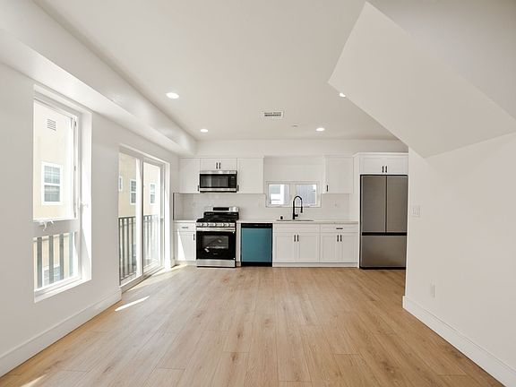 5th image of 1615 2nd Ave #1615