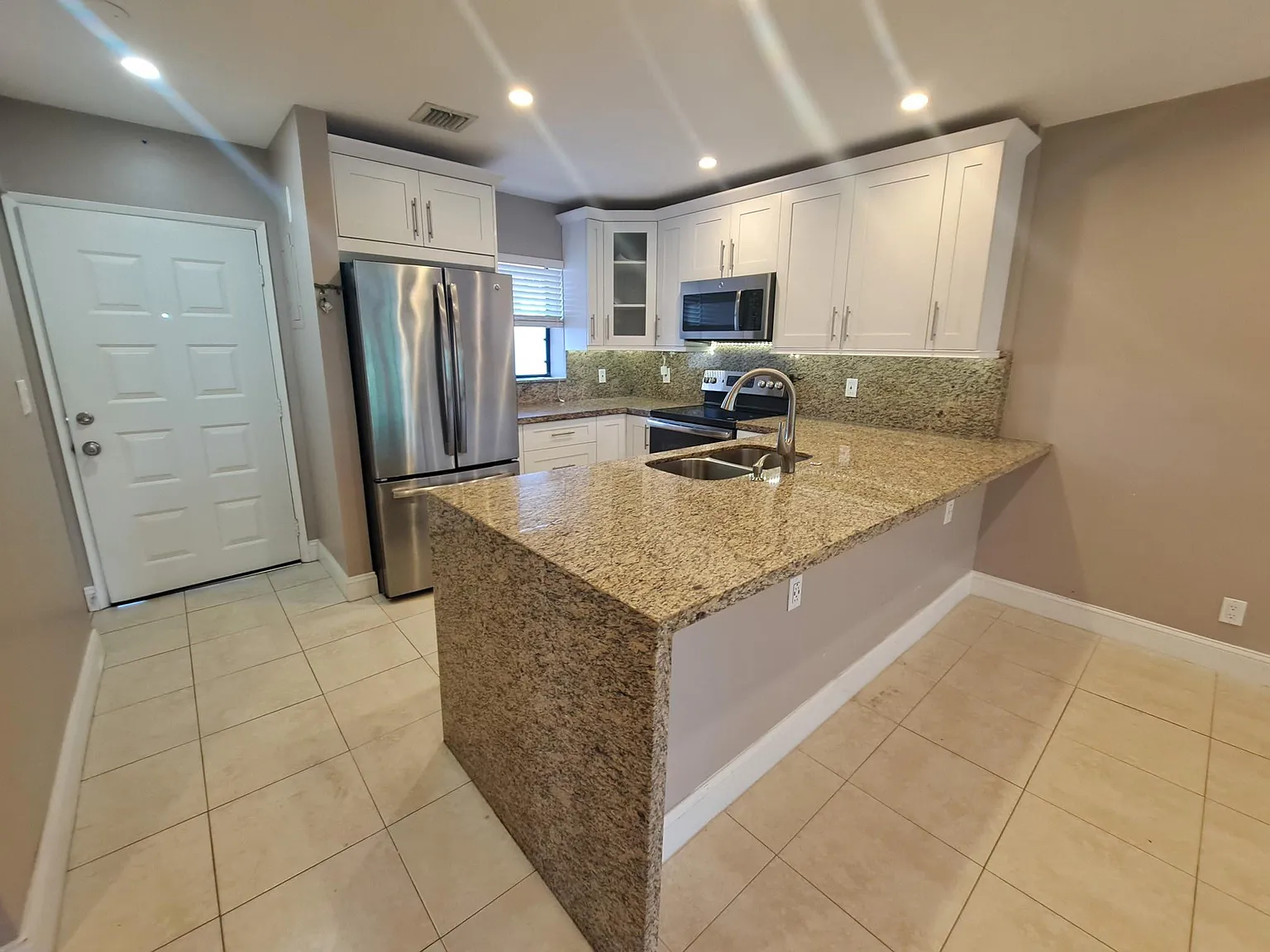 2 bed, 2.0 bath, 840 sqft, $2,000 — Photo 3