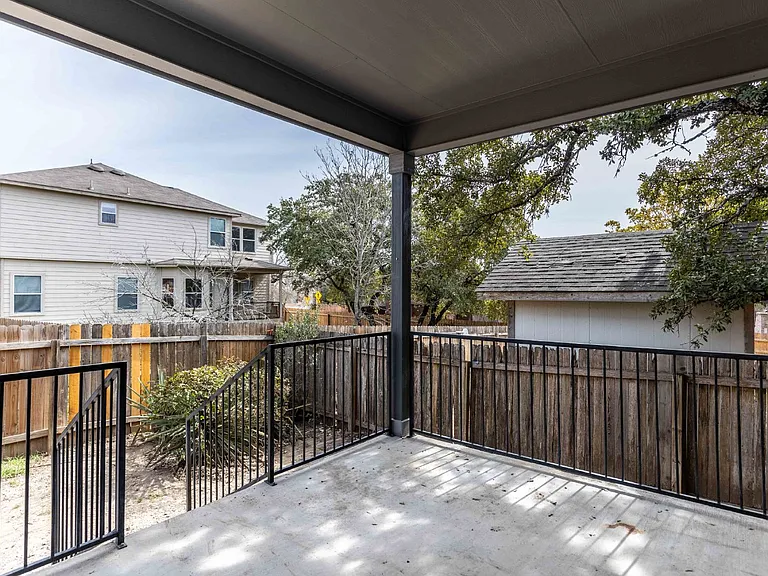 906 Ashbury Blf — Photo 32