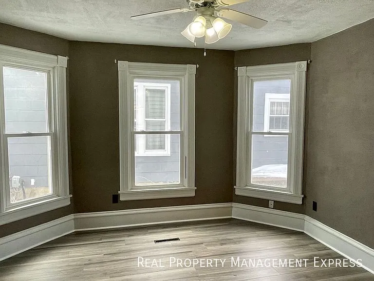115 S Grange Ave — Photo 4