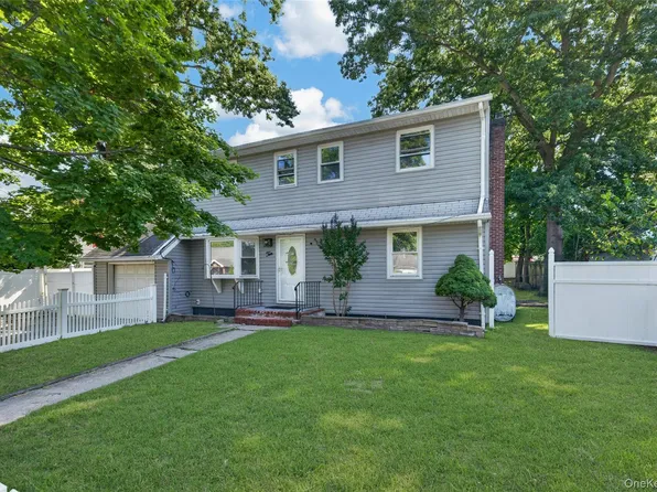 10 Field Place, Huntington Station, NY 11746