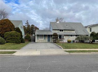 127 Rim Ln, Hicksville, NY 11801