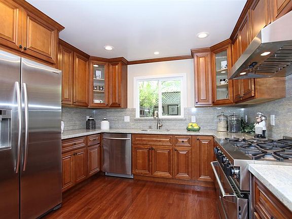 4th image of 636 W Hillsdale Blvd