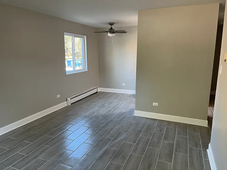 341 W Hawthorne Cir #1 — Photo 2