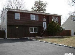 54 Applegate Dr, Mastic, NY 11950