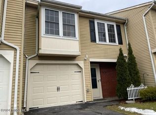 59 Meadowlark Dr, Cohoes, NY 12047