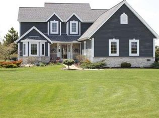 W298N7451 Christopherson Ln, Hartland, WI 53029