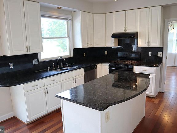 5th image of 17105 Thatcher Ct