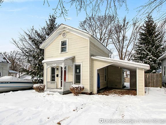 3rd image of 615 Lamberton St NE