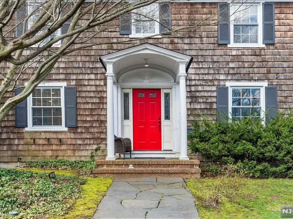 106 Columbus Dr, Tenafly, NJ 07670
