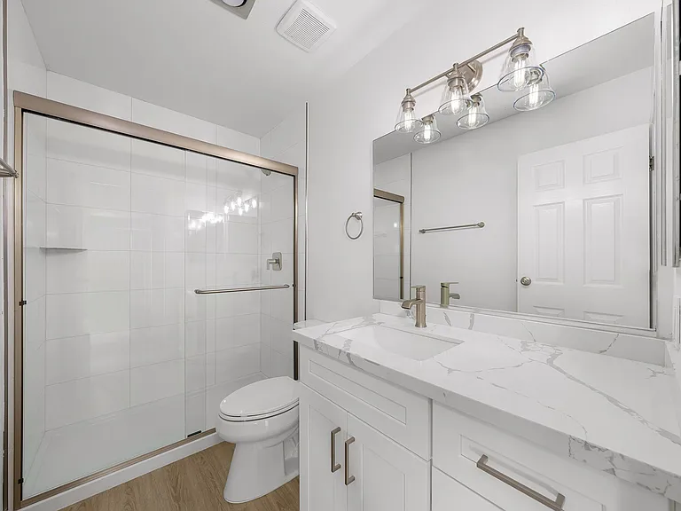 Modern University Crest Apartments 1 Month Free — Photo 10