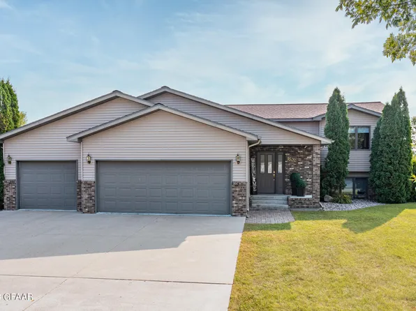 1502 Evergreen Dr, Crookston, MN 56716