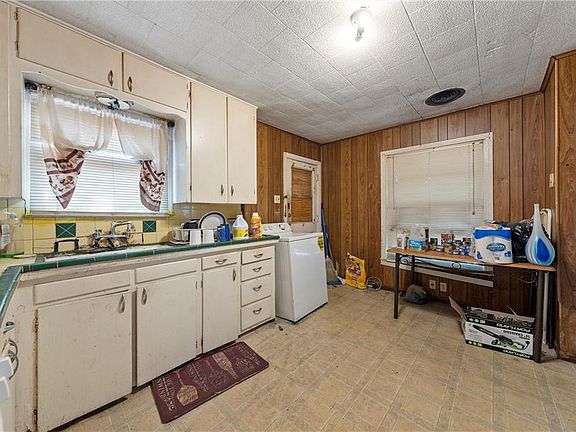 3rd image of 1420 Guthrie Dr