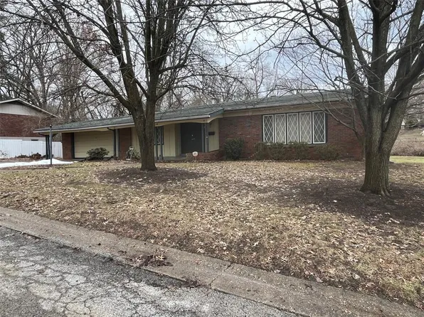 125 Country Club Pl, Belleville, IL 62223