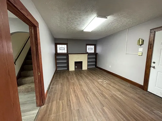 879 Chester Ave — Photo 2