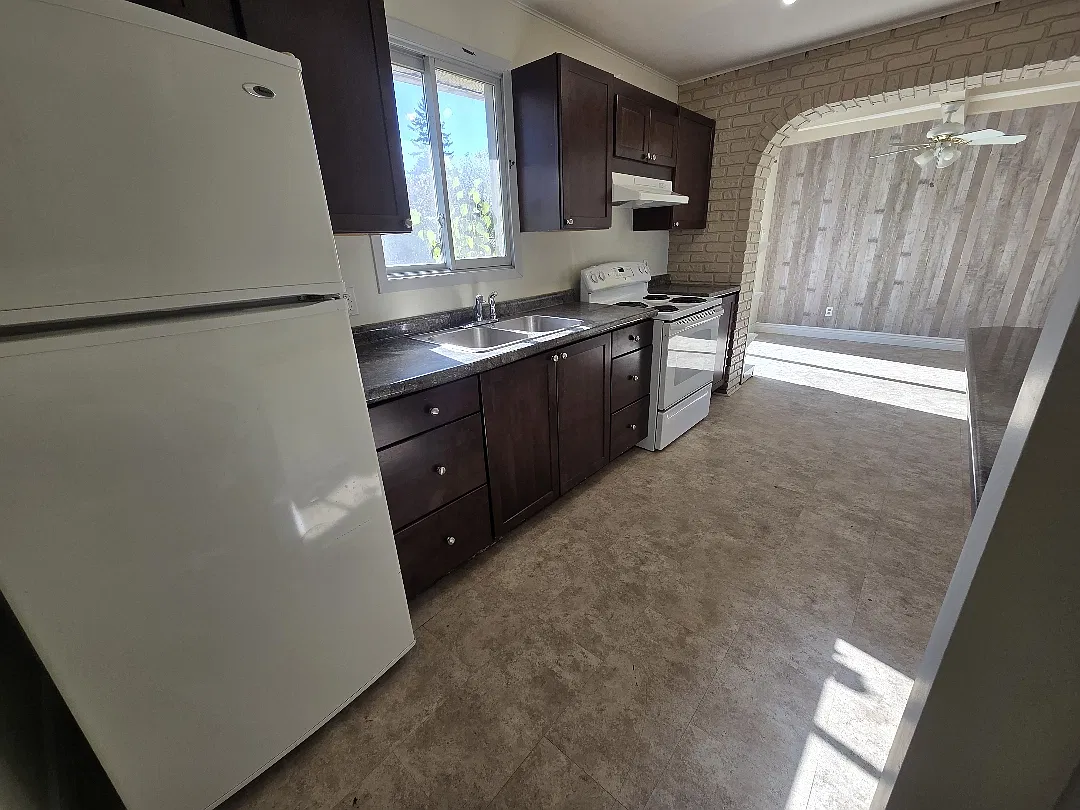 3 bed, $1,800 — Photo 2