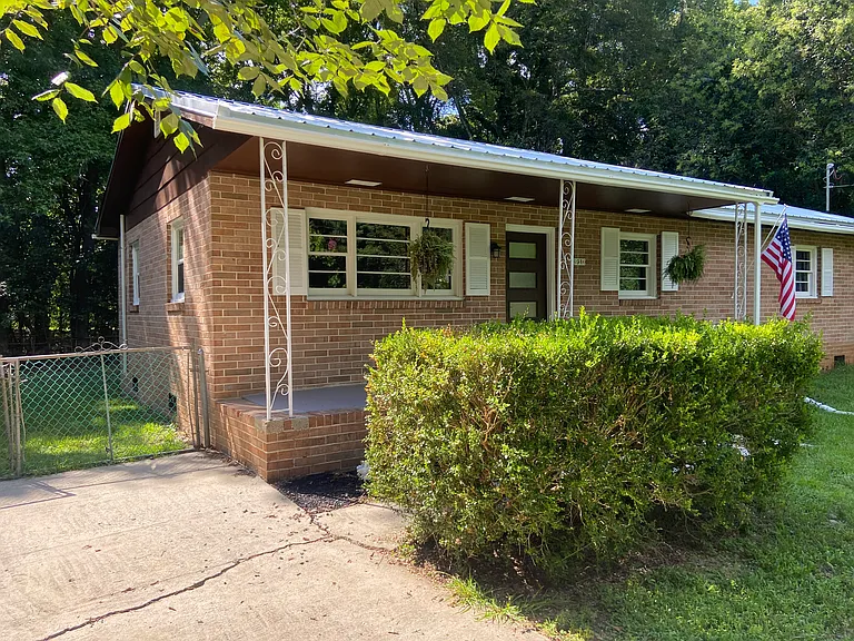910 Perry Dr — Photo 2