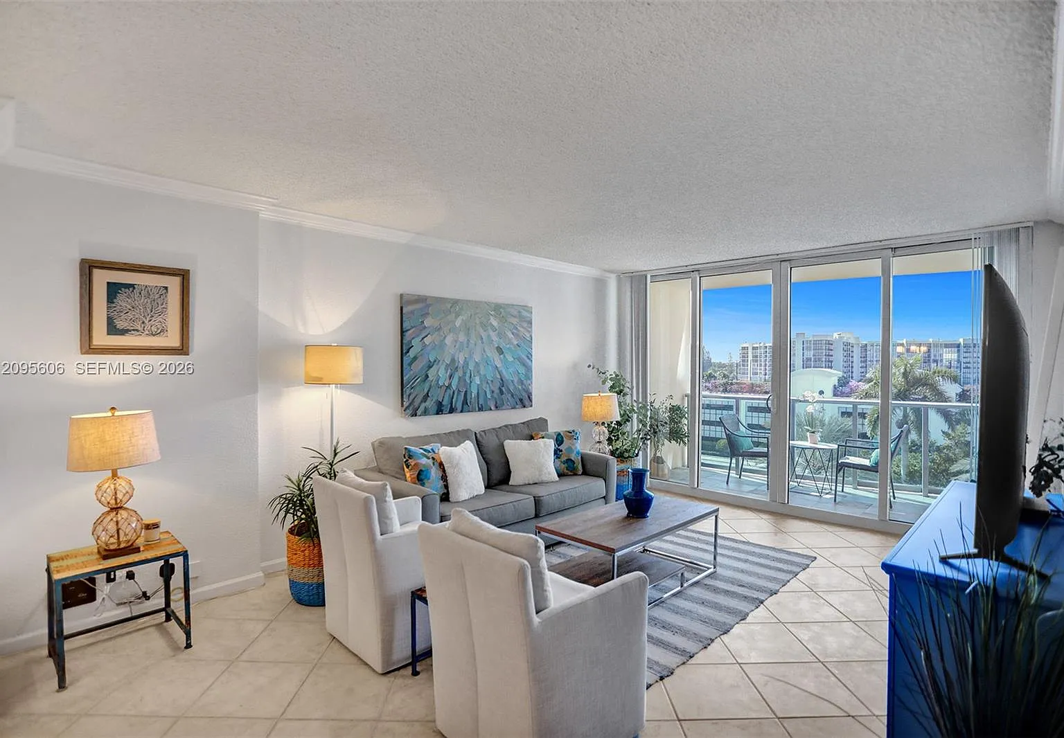 Wave Condo — Photo 1
