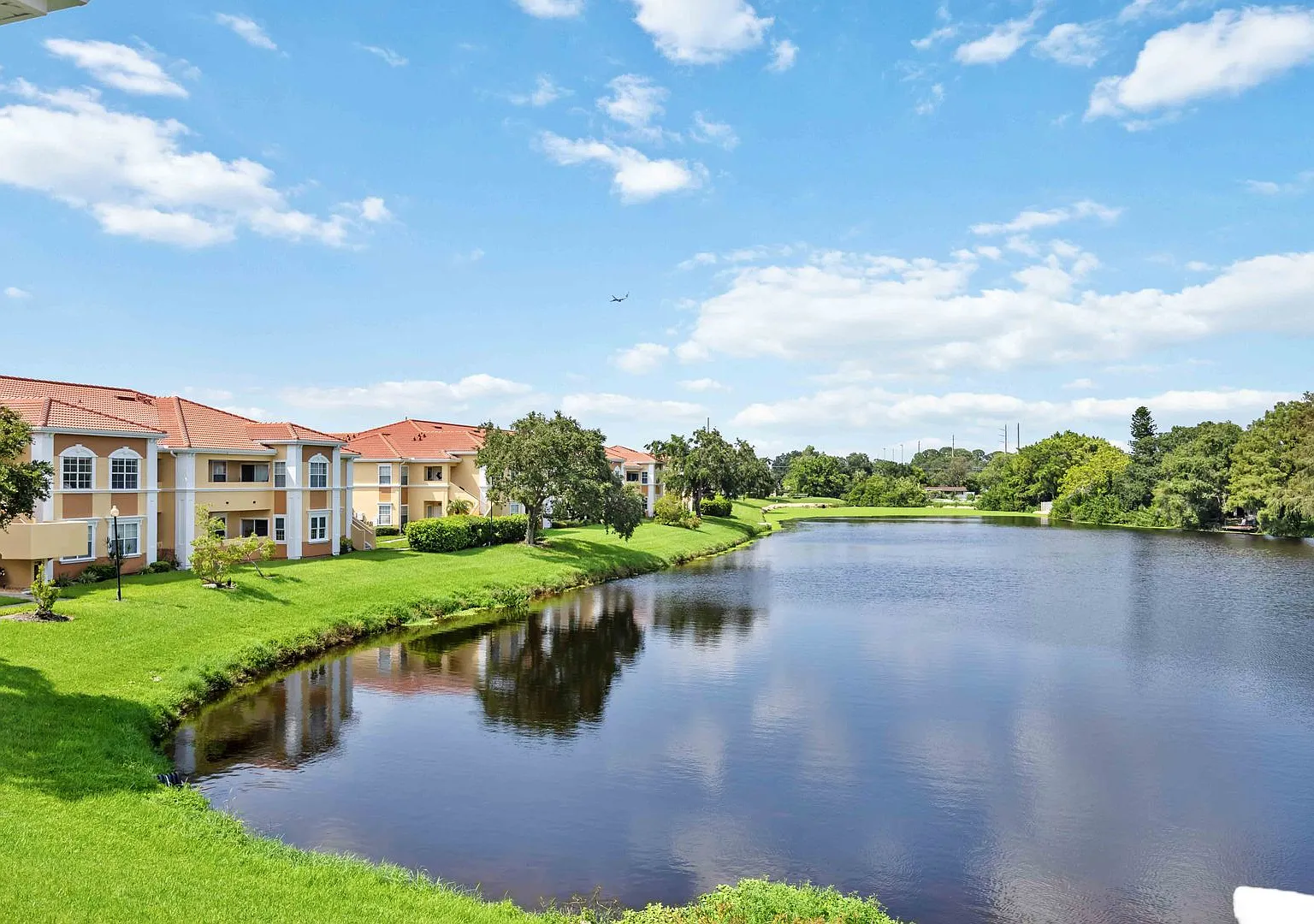1/1 unit with beautiful water views available now for an annual lease — Photo 1